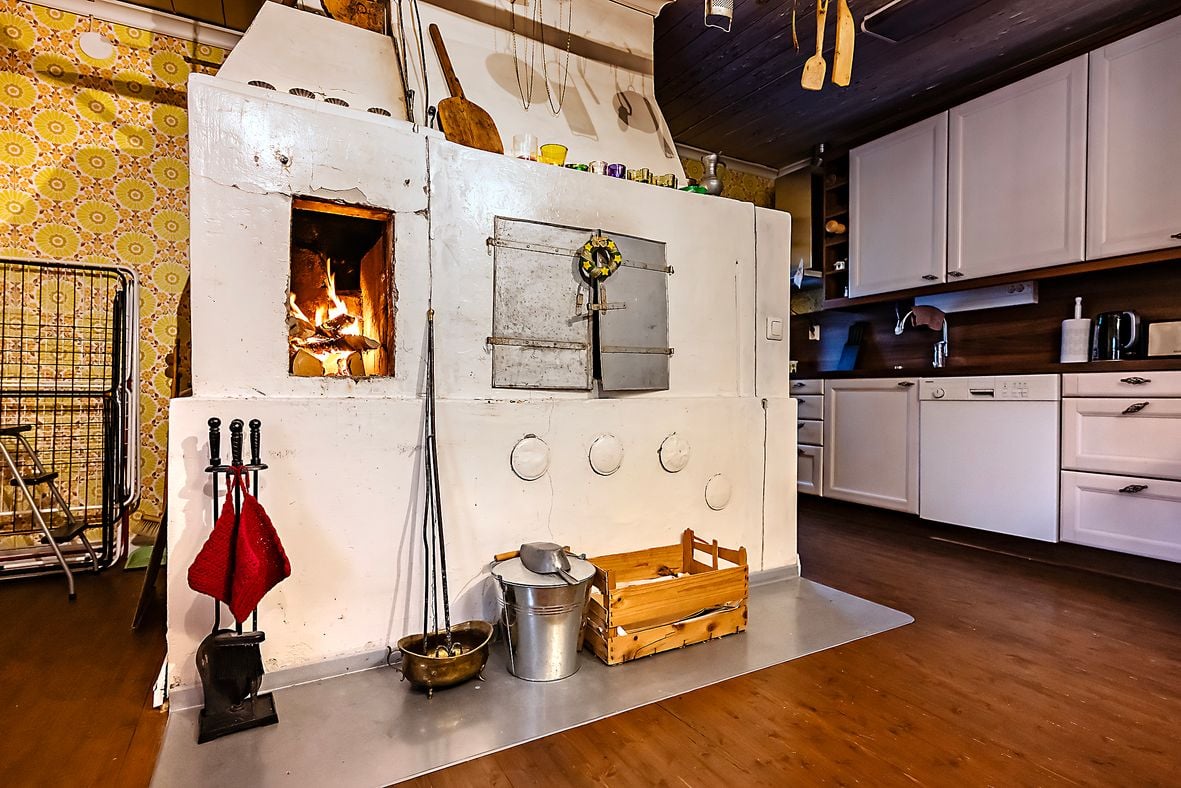 Keittiön leivinuunin vieressä on myös pieni avotakka.