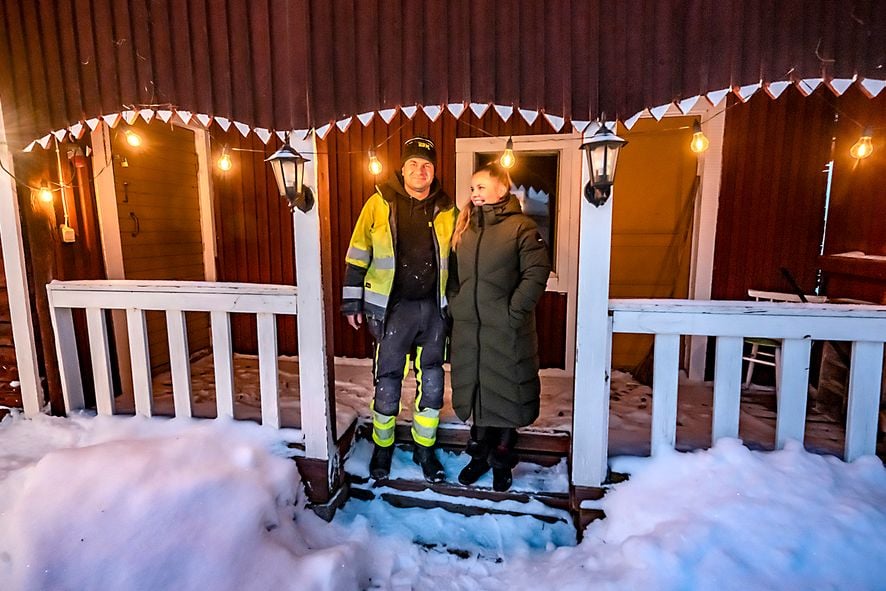 Niko Kyrönlahti ja Ila-Maaret Ojala pihara­kennus Tyyne­län torpan kuistilla. Niko on juuri tullut työmaaltaan Seinäjoelta.