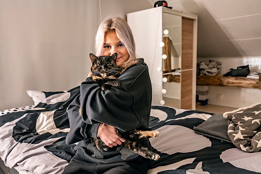 Saga kissansa San­nin kanssa omassa valtakunnassaan, yläkerran huoneessaan. Sen Saga on sisustanut oman mielensä mukaan.