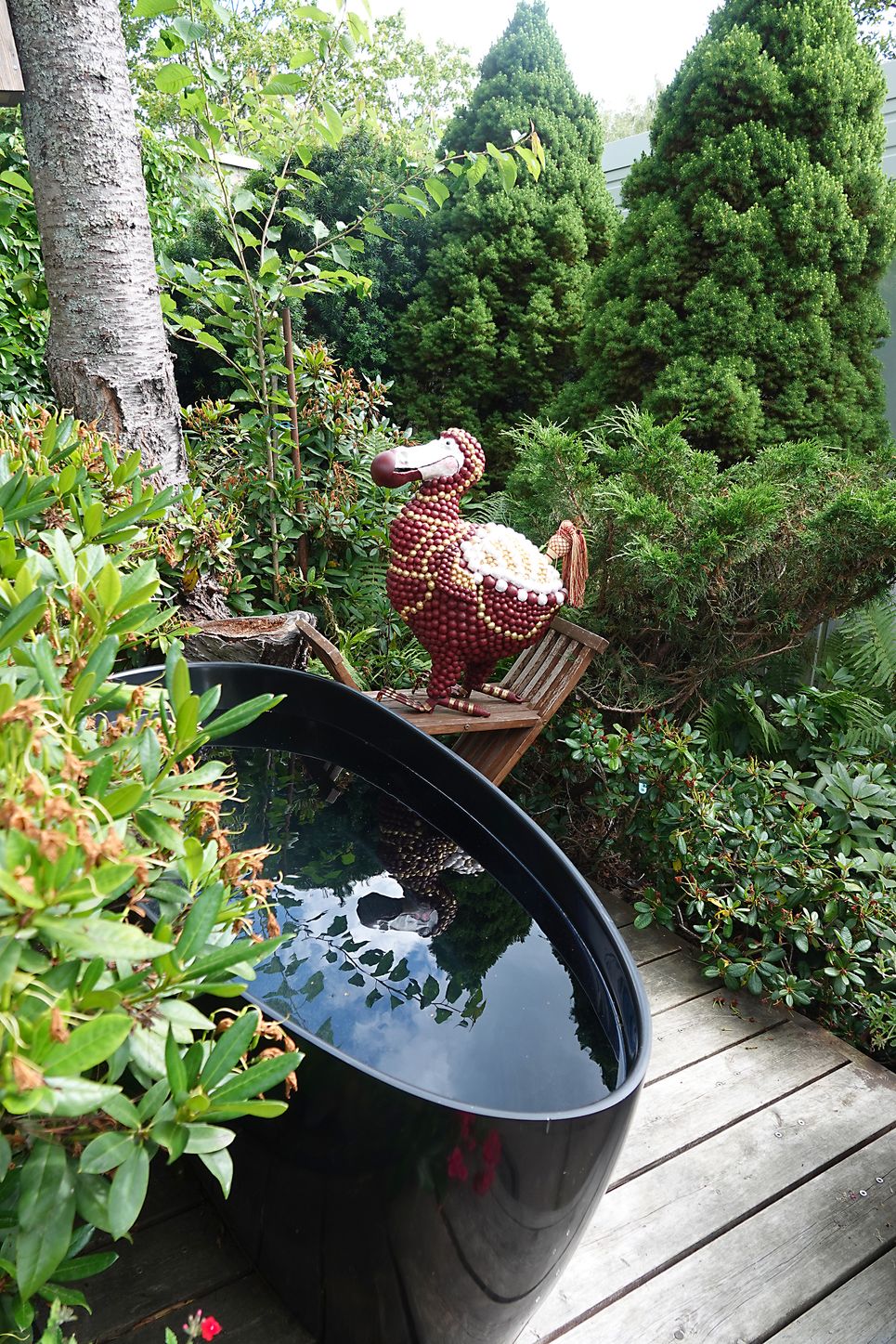 Suojaisassa itäpäädyssä on kylvyt sekä linnuille että emännälle.