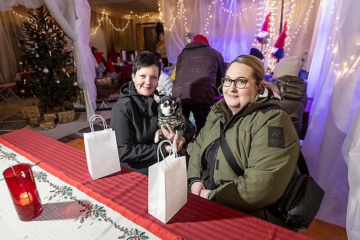 Serkukset Johanna Laurila ja Mari Huhta haluavat tukea joulumyyjäisten järjestäjiä. Onni-chihuahua pääsi reissuun mukaan.