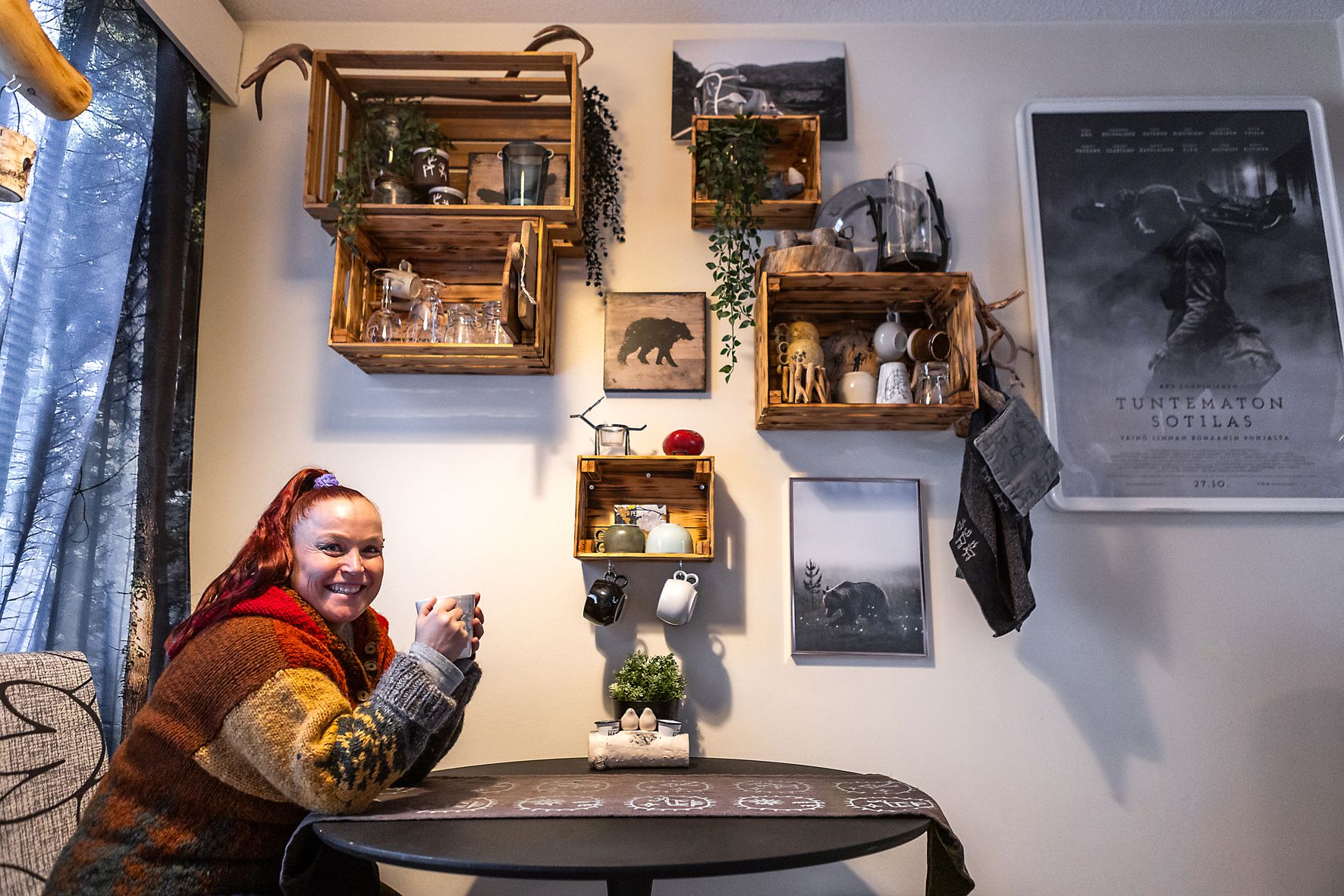 Maria sanoo rymsteeraavansa huushollia vähän väliä, inspiraation iskiessä vaikka heti yöllä. Naapuria tavaroiden siirtely ei häiritse.