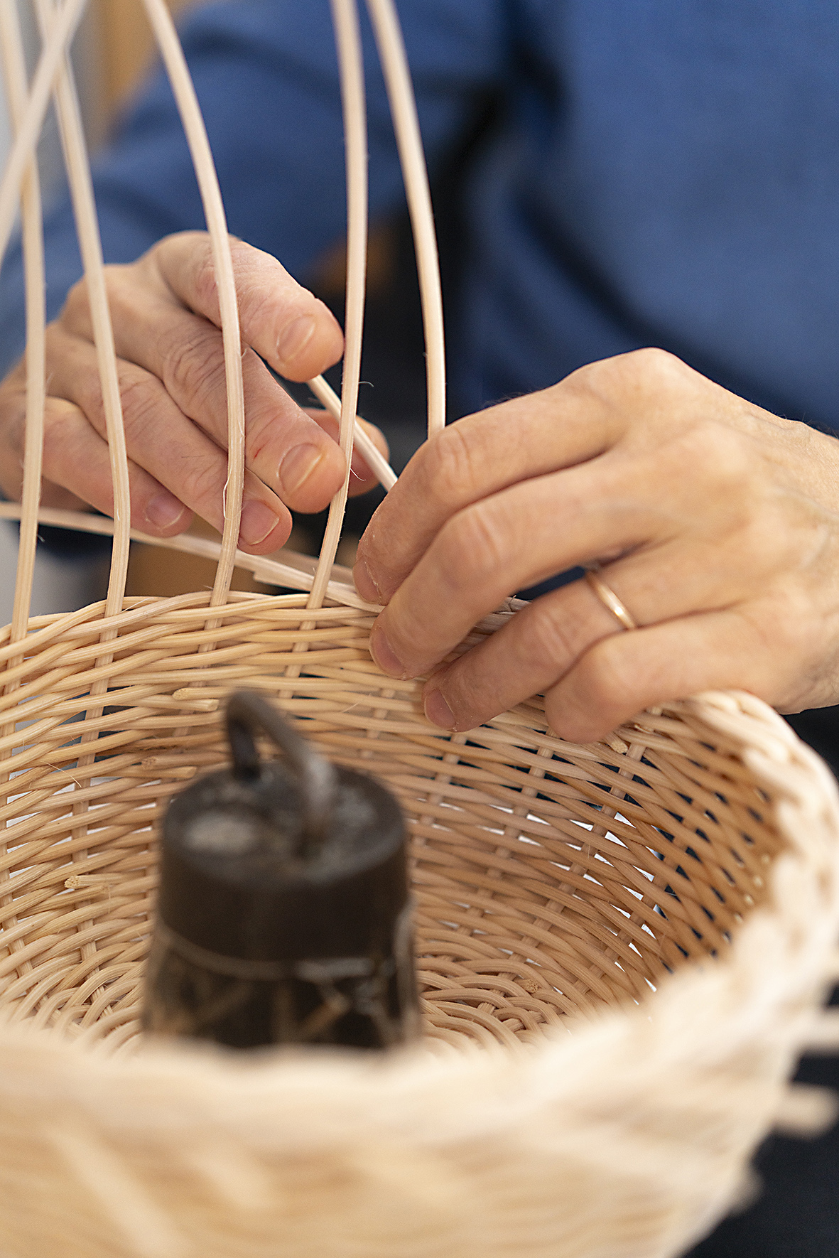 Punnuksella on tärkeä tehtävä: sen paino saa korin pysymään hyvin tekijän käsissä.