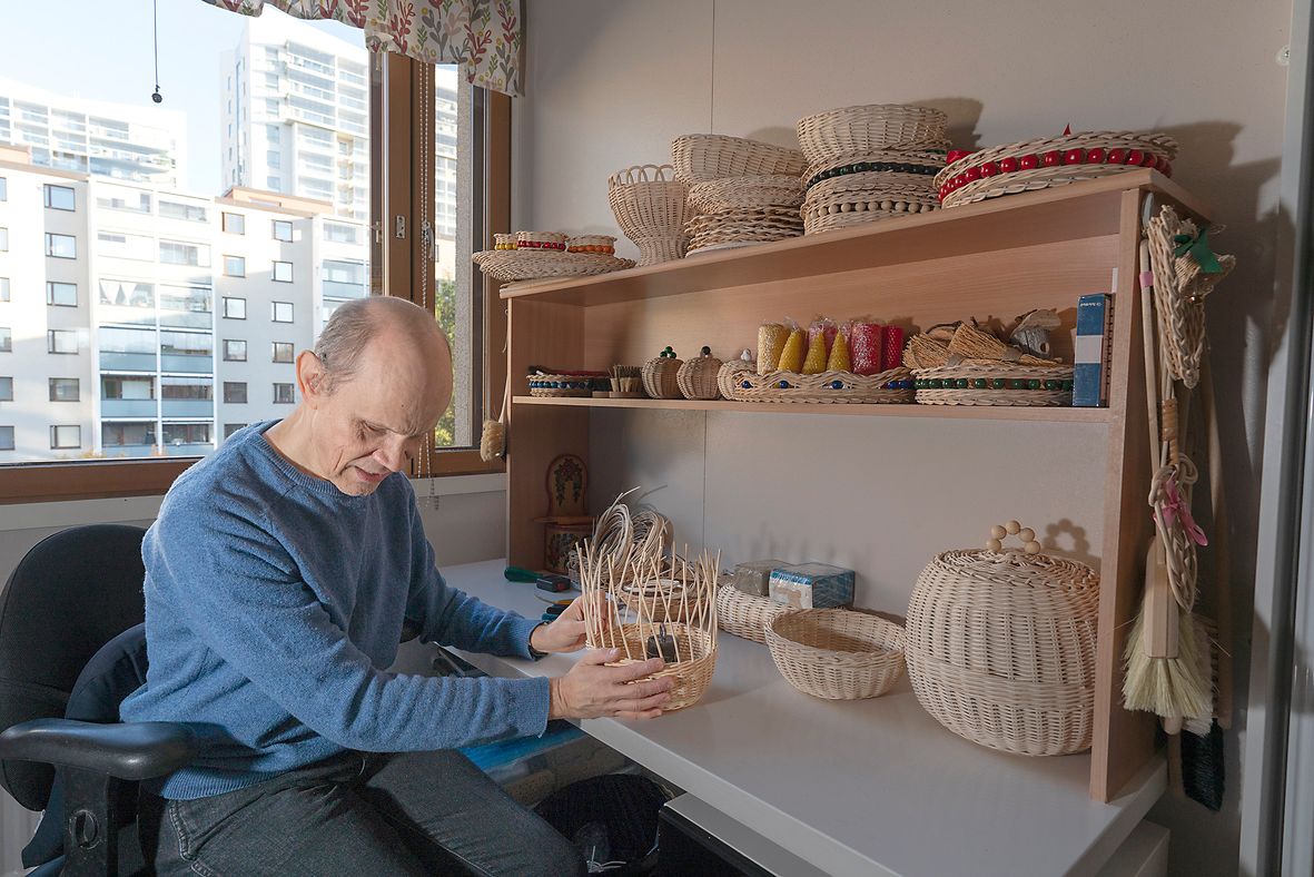 Kerrostaloasuntonsa työhuoneessa Markku kuuntelee musiikkia tai äänikirjoja samalla kun korit valmistuvat.