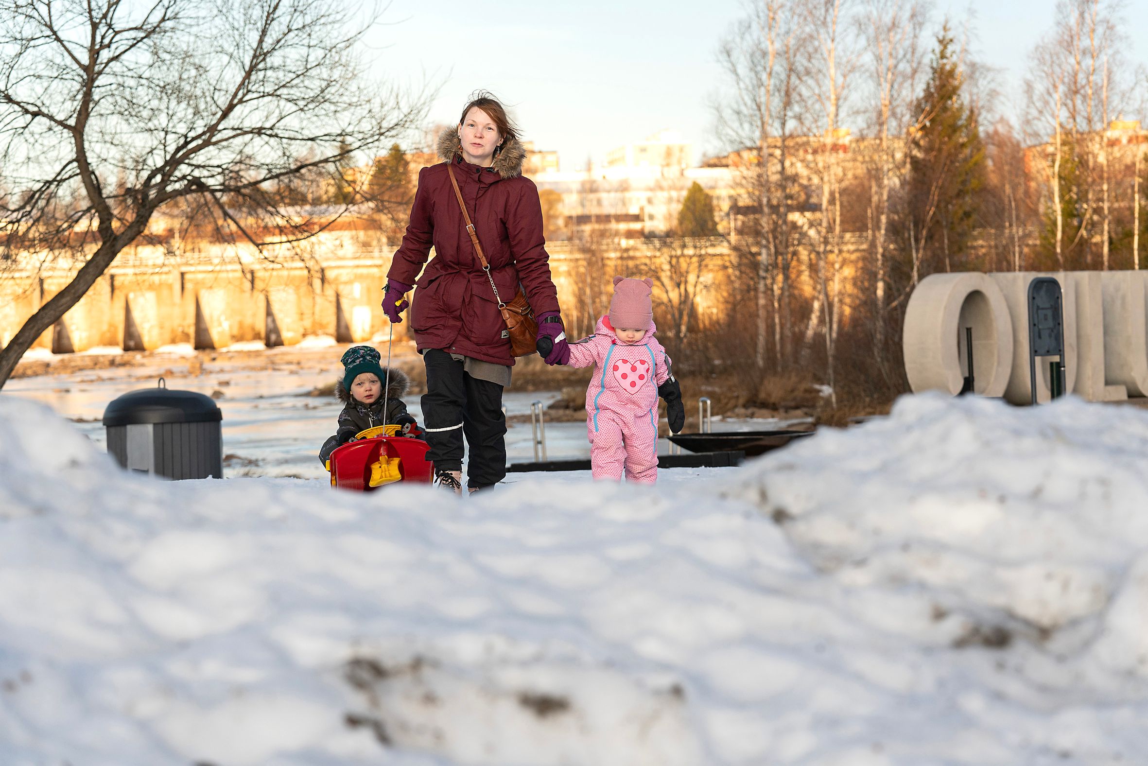 Oulusta Kiiminkiin muuttanut Nina Räisänen käy usein vanhassa kotikaupungissaan. Pepeä ja Peppiä pulkassa vetävä Nina tuumaa, ettei pyöräteille ole menemistä hyvän hiekoituksen vuoksi.