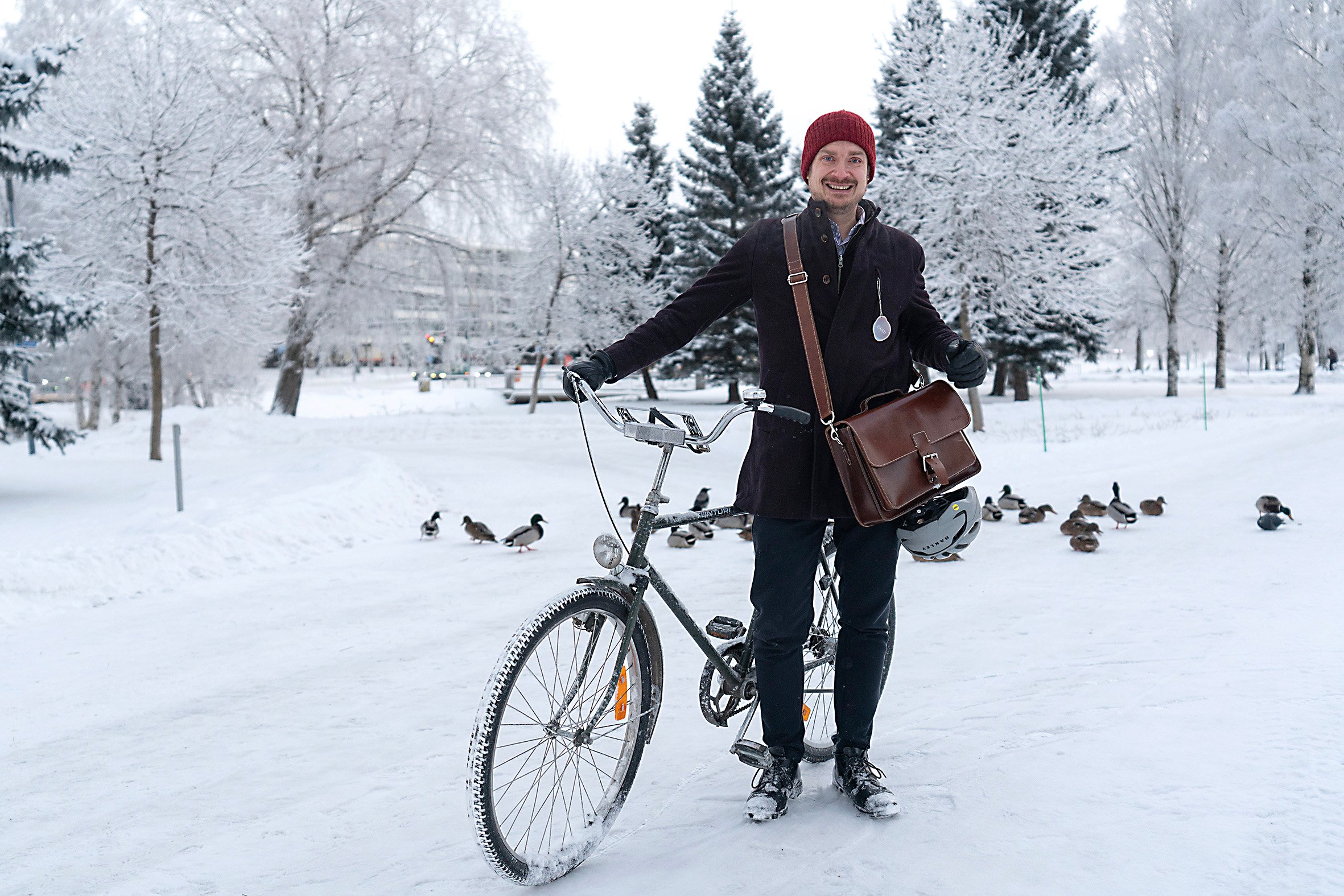 Kaupungininsinööri Eelis Rankka nauttii omasta työmatkastaan pyörän selässä yli Oulujoen ja läpi puistojen.