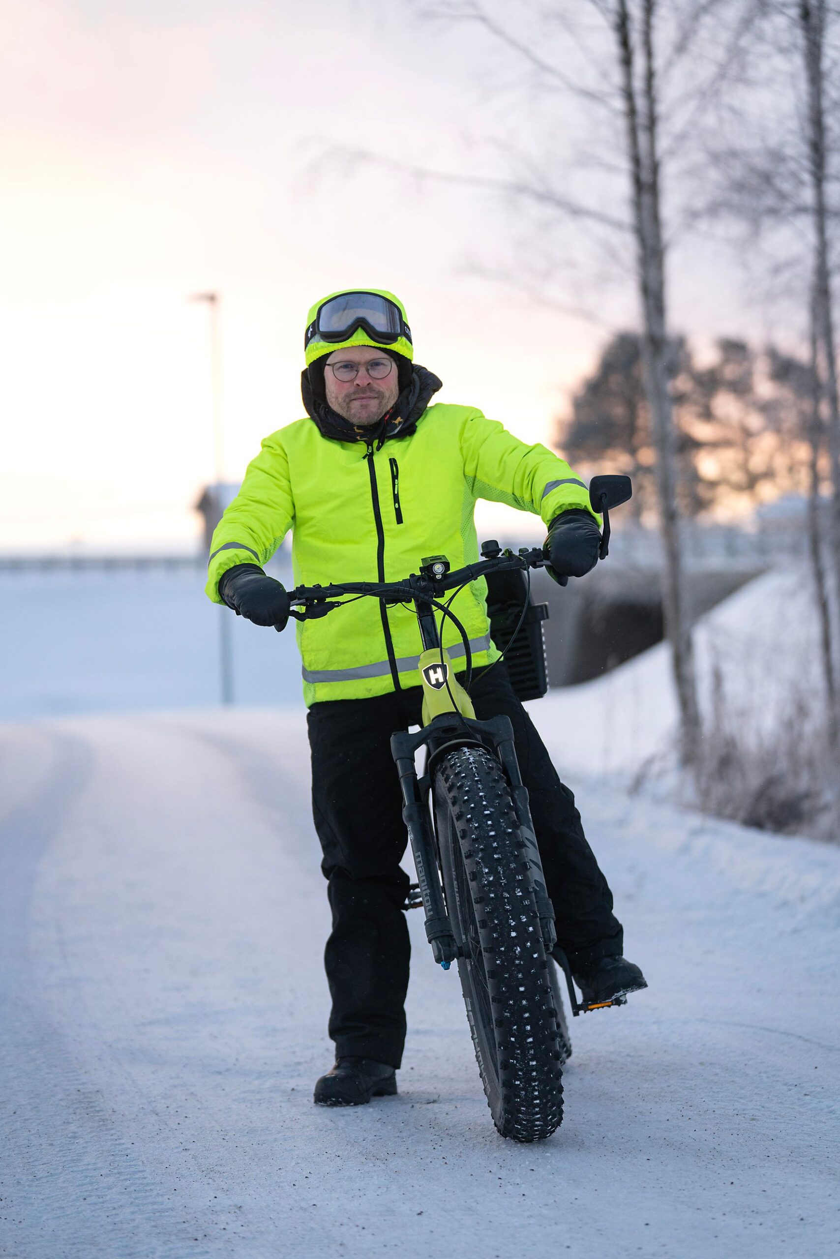 Pyöräliitto arvelee jo yli 100000 suomalaisen käyttävän työsuhdepyörää. Kempeleläinen Kari Huusari on yksi heistä. Hän polkaisee töihinsä autoliikkeeseen säällä kuin säällä.