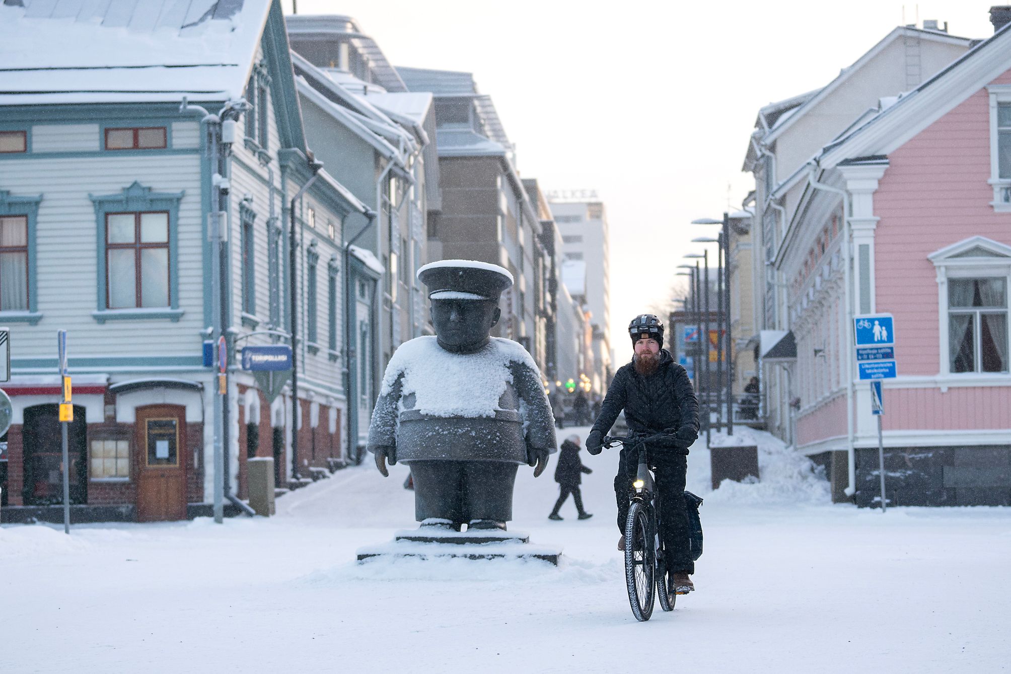 Oulun rannassa Toripolliisi vahtii, että liikenne sujuu niin kuin pitää. Pyöräilijä­yhdistyksen aktiivijäsen Juha Karjalainen osaa onneksi liikenne­säännöt.
