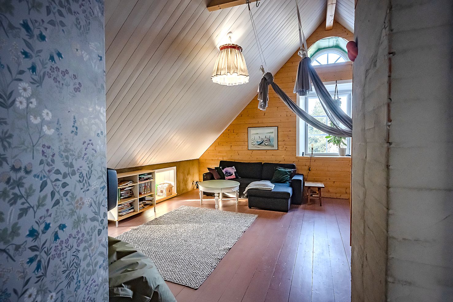 Yläaulan lattia on maalattu munatemperalla.