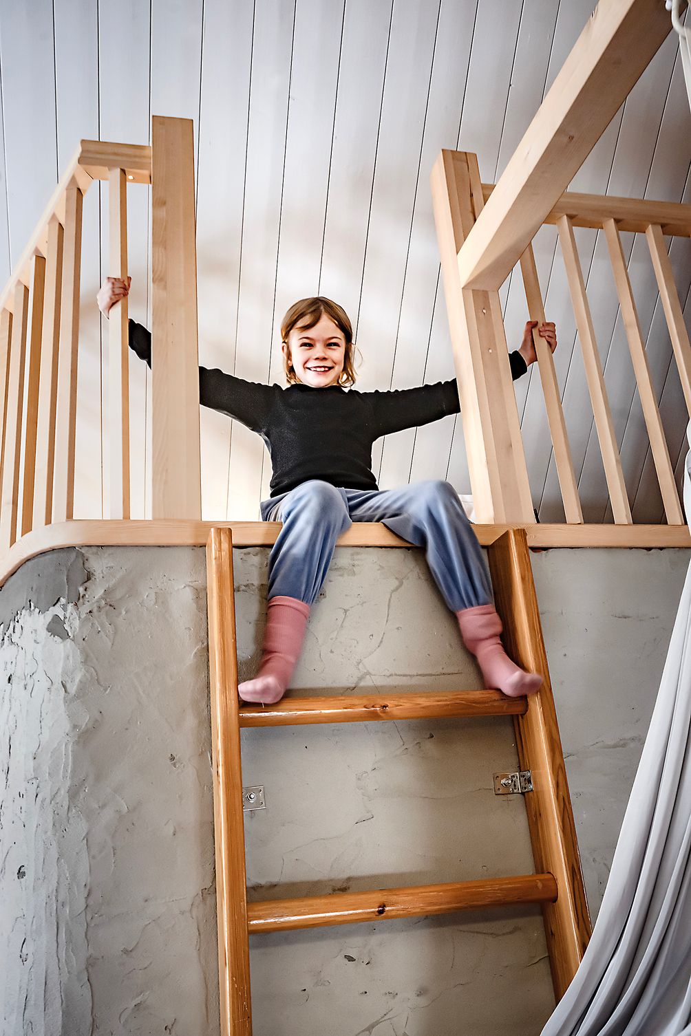 Yläparvi on Sagan omaa valtakuntaa vielä hetken, sillä pikkuveli Armas ei osaa kiivetä sinne.