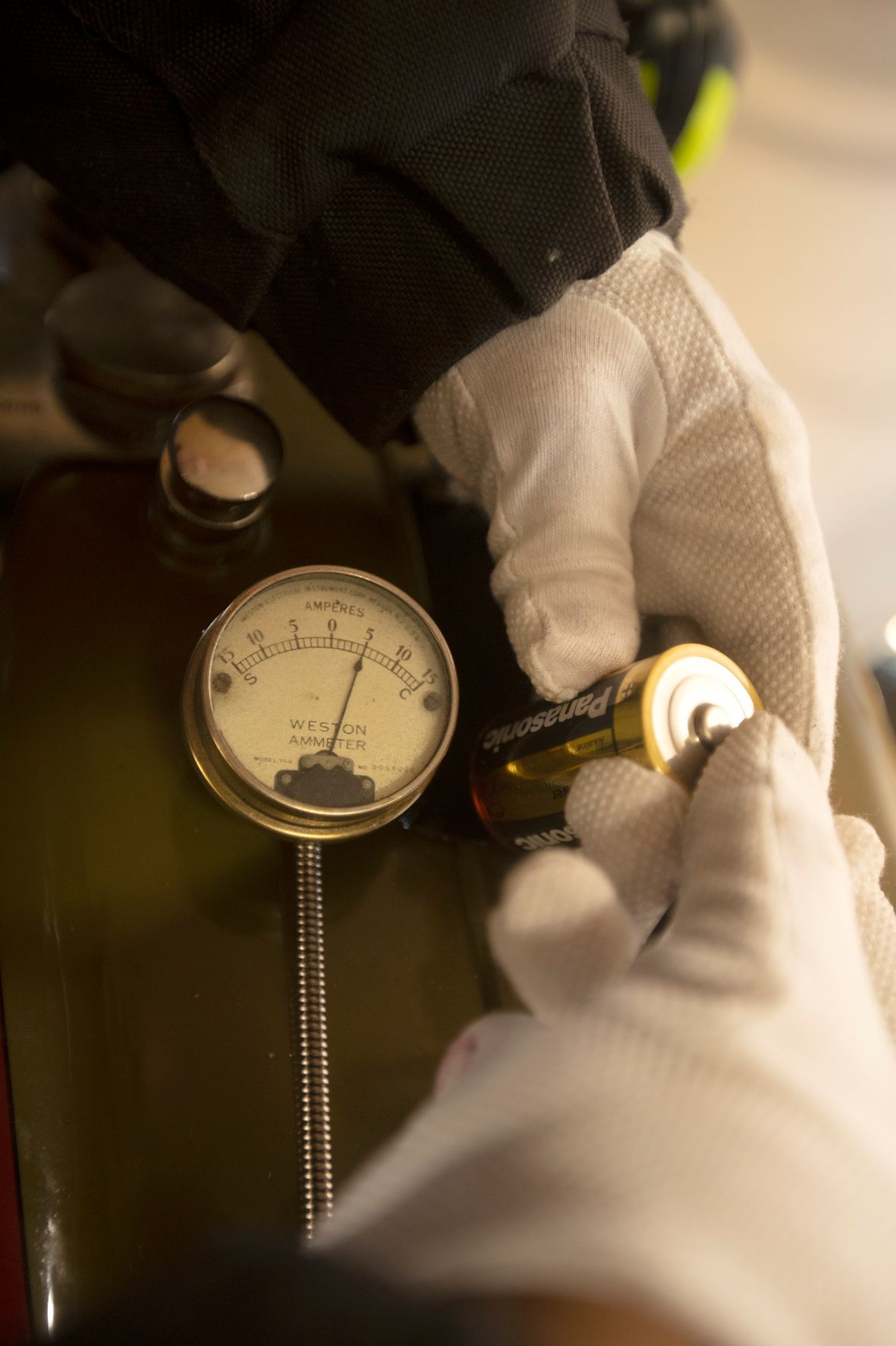 Ampeerimittari kertoo latausvirran määrän – tässä testissä paristosta – mutta akusta sitten, kun kaikki on valmista. Asennuksessa Juha piilotti mittarin kaapelin alkuperäisen harrikan hallintalaitteen niklatun vaijerin sisälle.