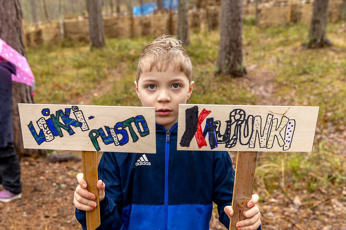 Voitto Inkeroinen esittelee ötököille tehtyjä osoitekylttejä.