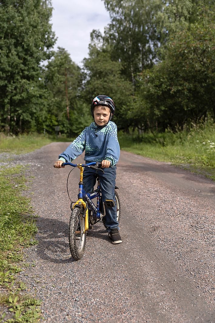 Alvar aikoo polkea 80-vuotiaan Märta-ystävänsä luokse naapuriin. Silläkin matkalla voi nähdä monenlaisia eläimiä.