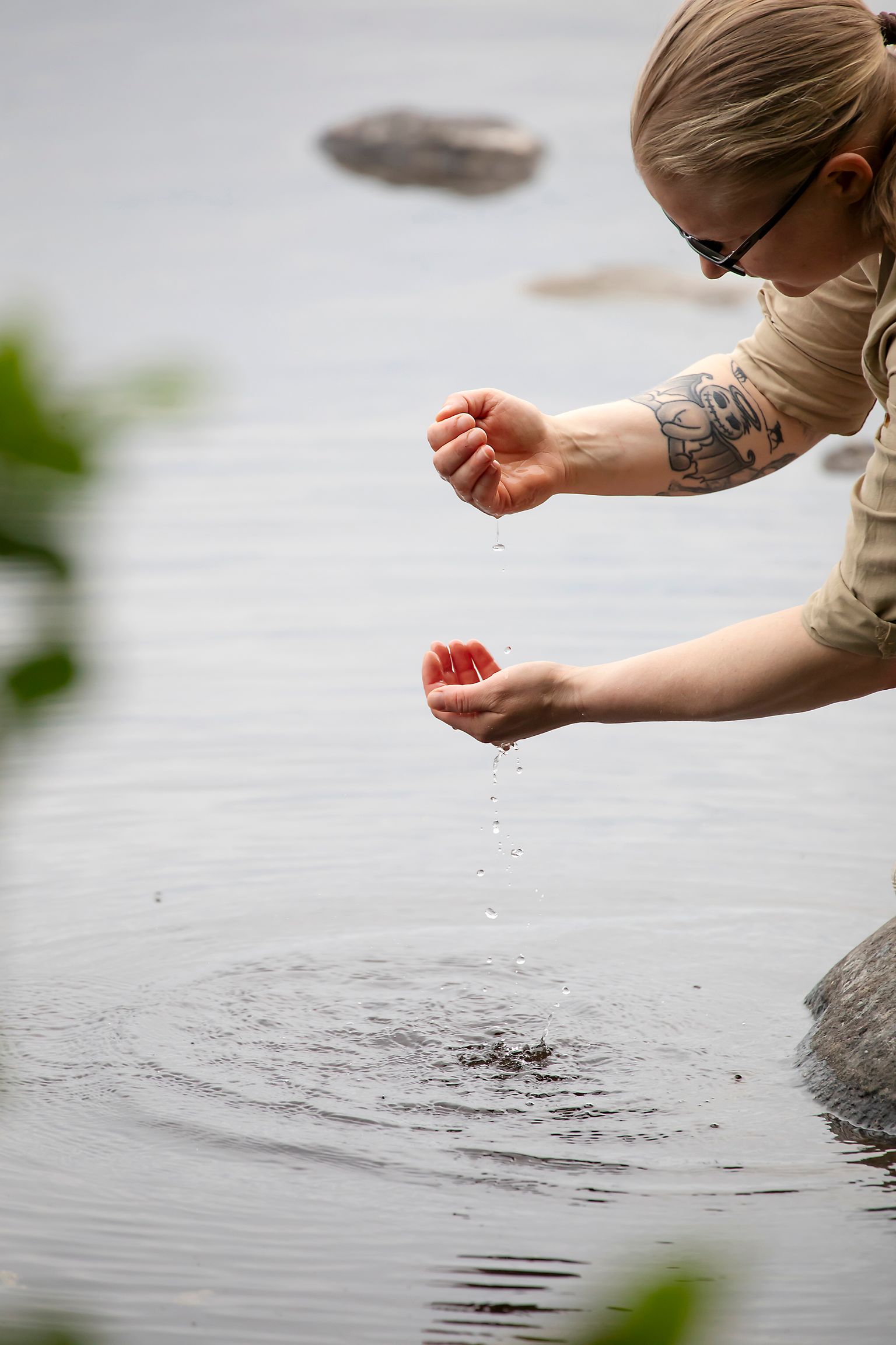 Elämämme hetket ovat Katrin mielestä kuin pisaroita. Helminä ne virtaavat kohti ajattomuuden aaltoja. Katria lohduttaa ajatus siitä, että joskus hänkin saa jatkaa matkaansa rauhassa ja kirkkaudessa.