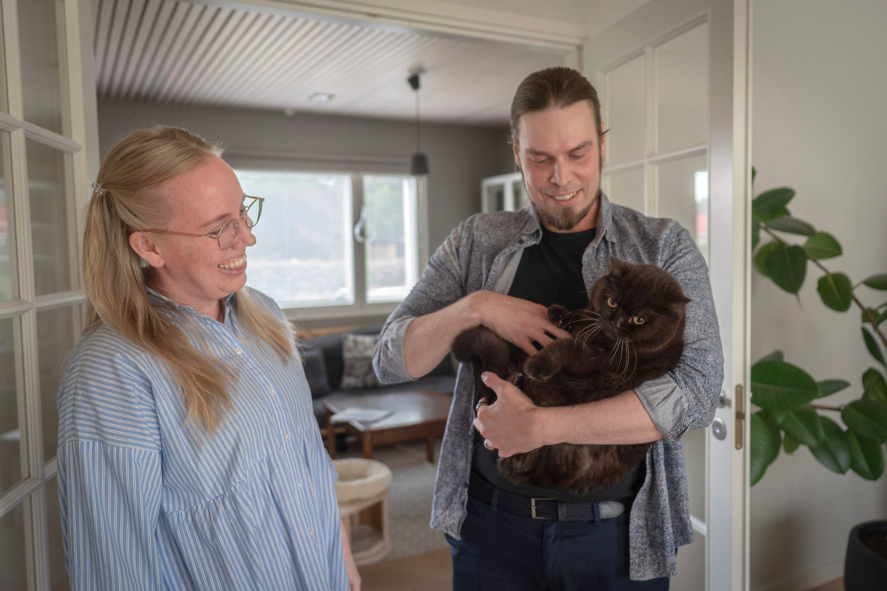 Lauran lapsuuskodissa oli kissa, ja Olli on varttanut peräti kymmenen viiksiniekan kera, joten kissaton koti ei tuntuisi oikealta.