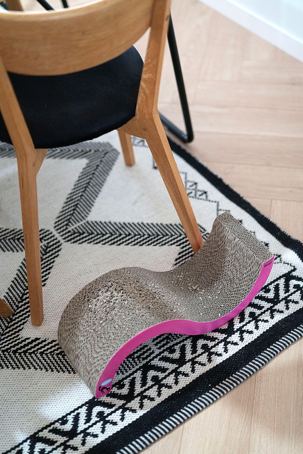 Raapimislautoja on siroteltu asunnon strategisiin paikkoihin.