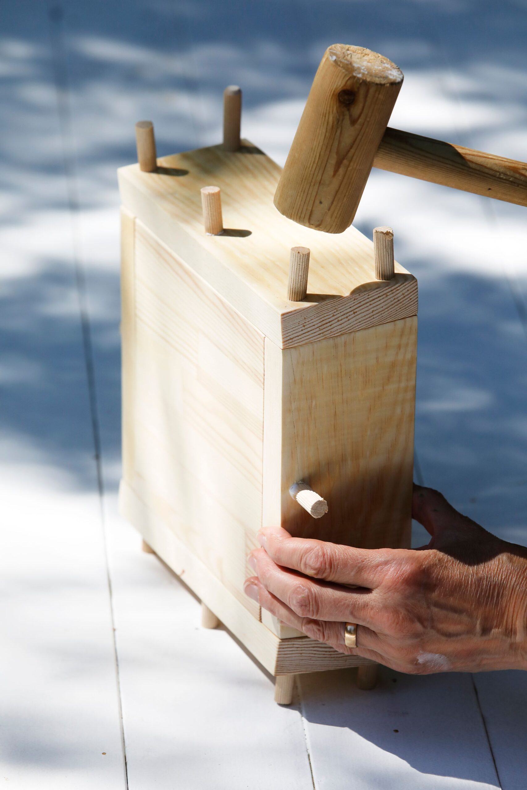 Kiinnitä tasapitkät laudat upotetuin ruuvein viistoihin lautoihin ja tasoon. Pursota upotuksiin liimaa ja paina perään puutapit. Kun liima on kuivunut, sahaa tapit lautojen tasoon. Hio pinnat sileiksi.