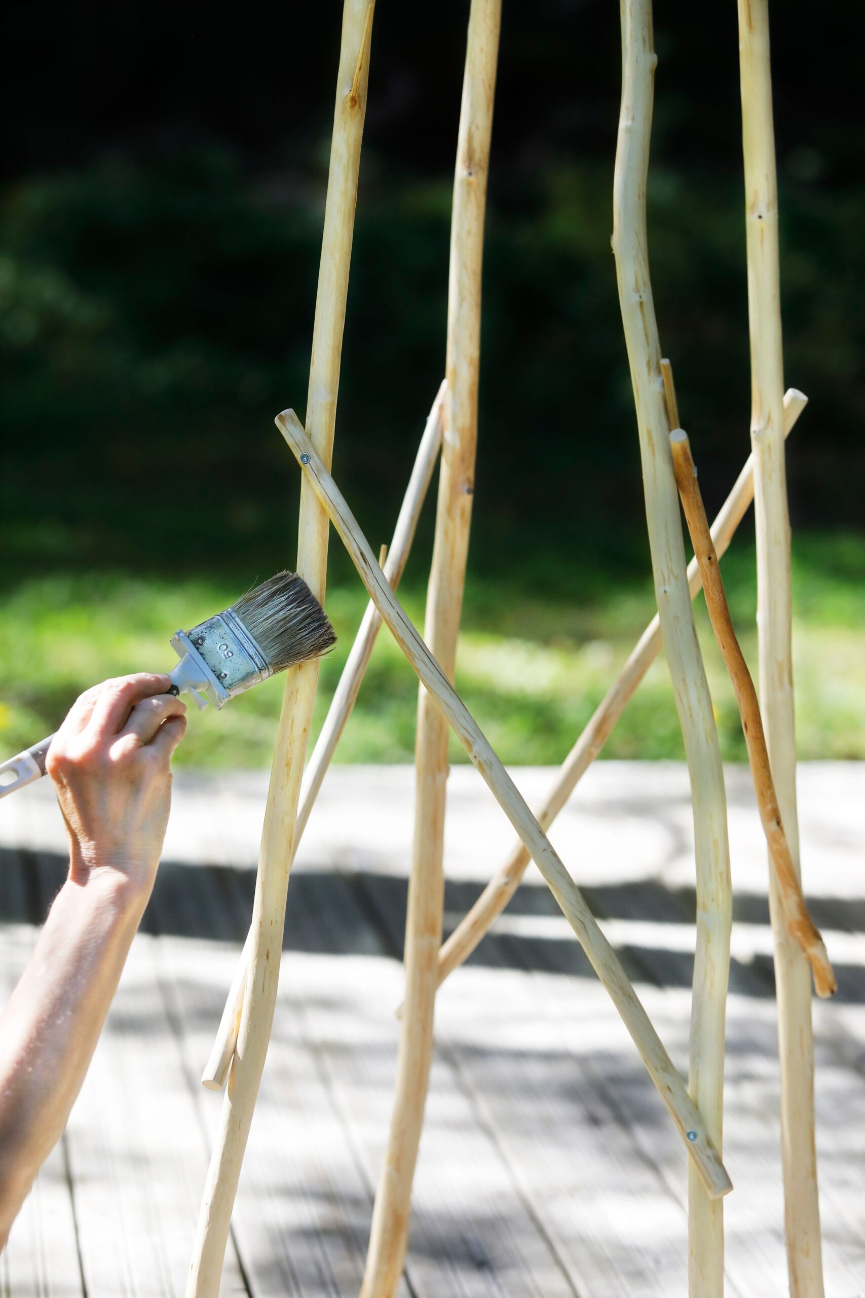Poraa 55 cm pituisten tukipuiden päihin reiät upotuksilla. Kiinnitä kunkin jalkaparin välille yksi viisto tukipuu. Viistot tuet jämäköittävät jalat. Sivele lopuksi jalkojen suojaksi kirkas, vesiliukoinen lakka.