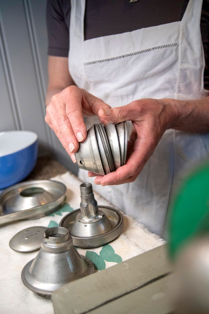 Separaattorin siivilät tulevat sisäkkäin pienimmästä suurimpaan, Helena kertoo.