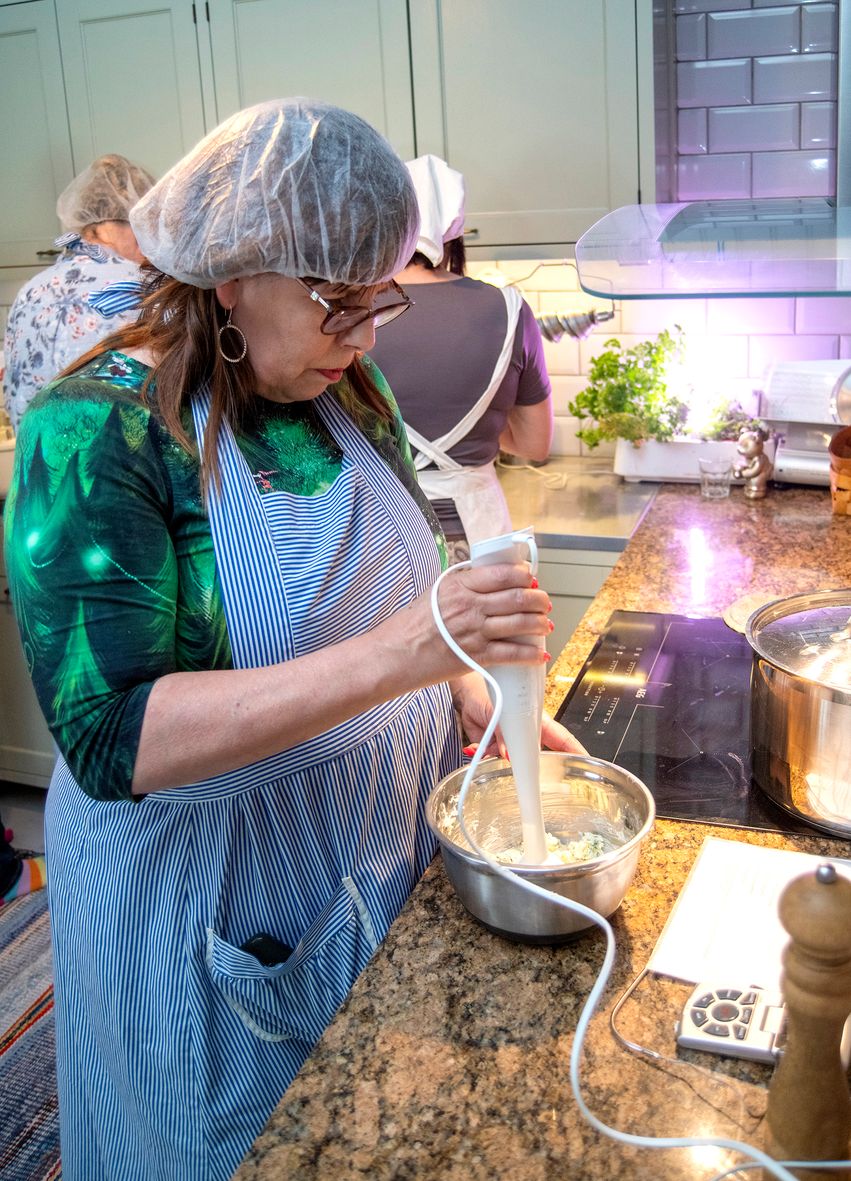 Minna valmistaa ruukkujuustoa, johon tulee muun muassa kurssilla juuri tehtyä rahkaa ja voita.