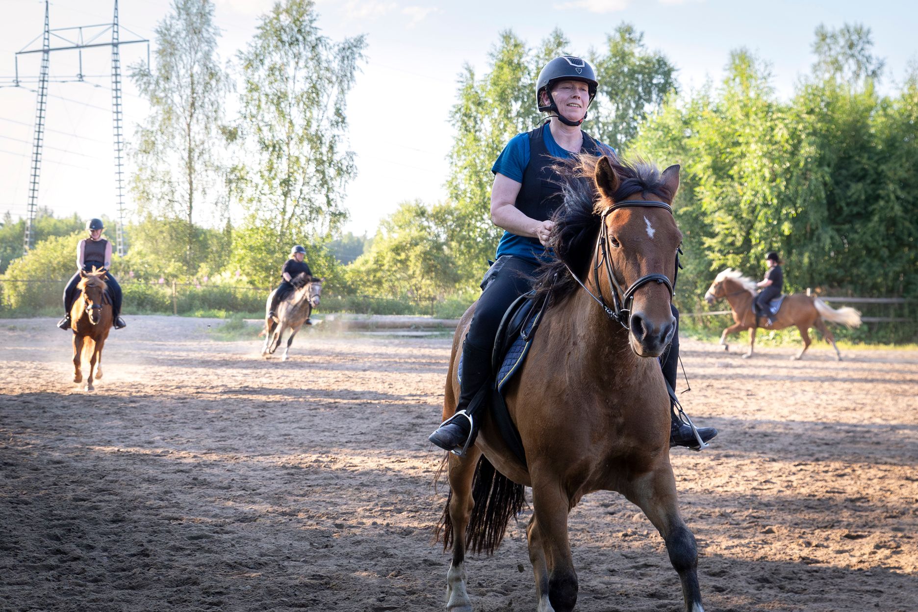Outista ratsastus on varsin tehokasta liikuntaa ja motivoi pitämään omasta kunnosta huolta. Outin ratsuna Elmeri. Taustalla laukkaavat Tiina, Eija ja Jaana ratsuinaan Lola, Kingi ja Tuumaus.
