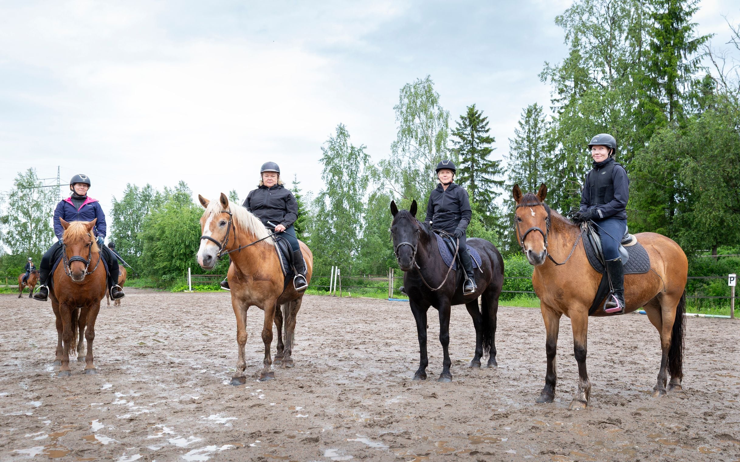 Outi, Eija, Tiina ja Niina ovat ihan mielellään tätiratsastajia. Ratsuina Lola, Tuumaus, Leevi ja Elmeri.