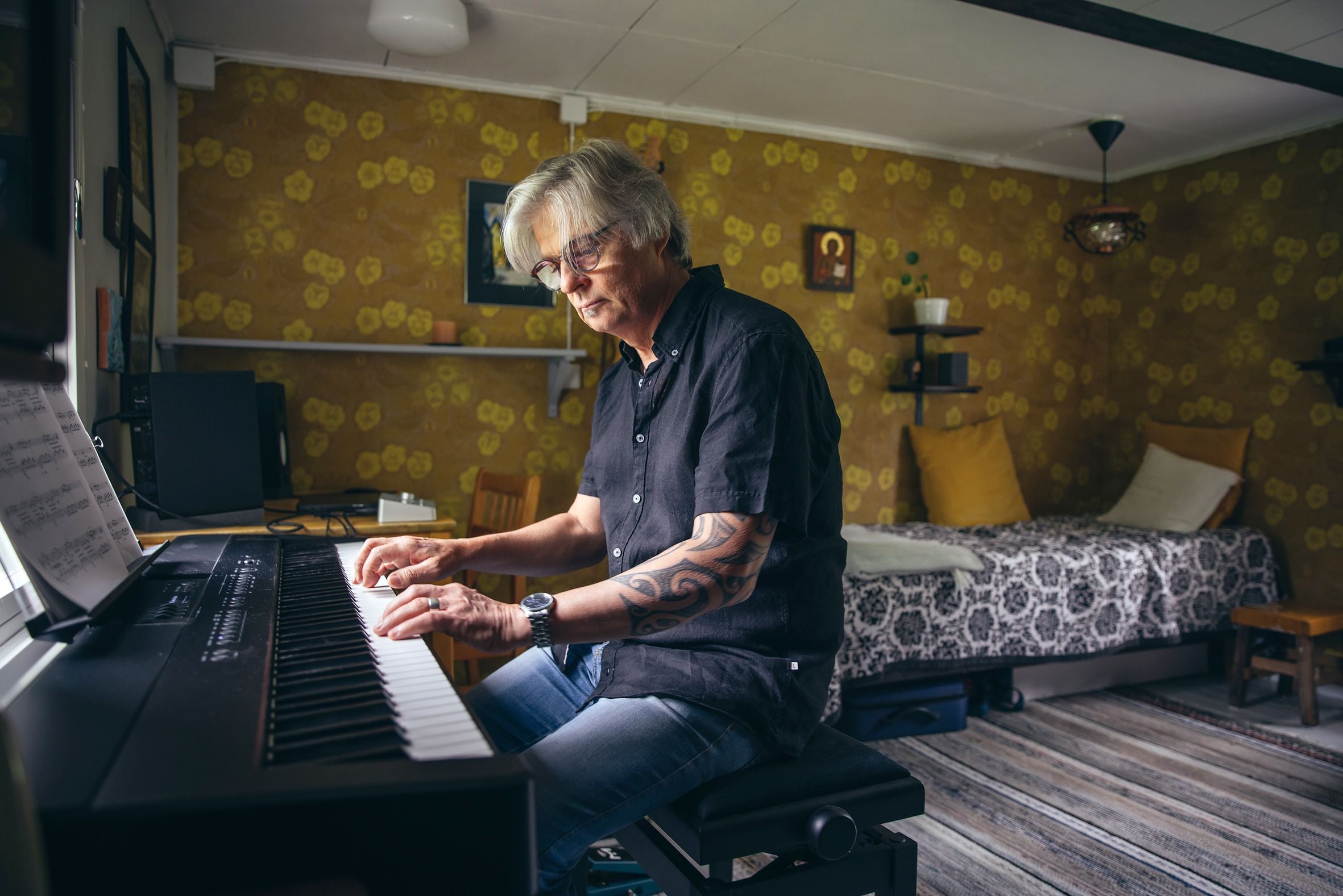 Piharakennukseen Tommy teki itselleen studion ja harjoitustilaa. Hän opiskeli alun perin klassista kitaraa, mutta soittaa nykyään etupäässä rootsia, countrya ja bluesia.