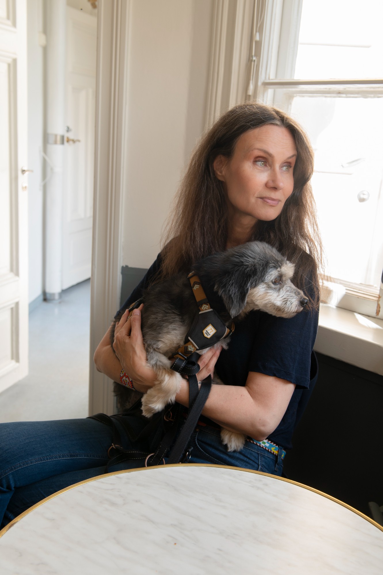 "Yksi iso muutos on ollut se, etten anna enää kenenkään kohdella minua epäkunnioittavasti", Minna Marsh kertoo. Marshin sylissä rescuekoira Happy.